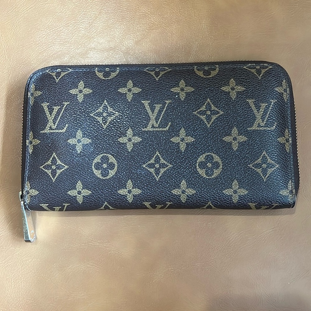 Louis Vuitton Monogram Zippy Organizer Wallet